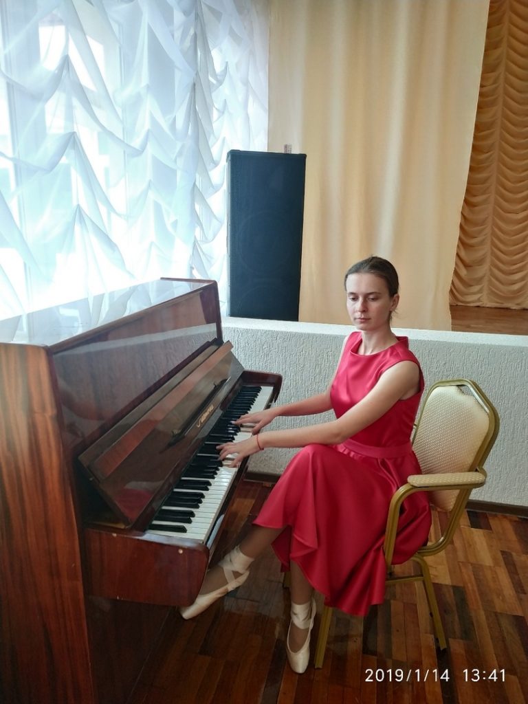 Девушка в красном платье за пианино